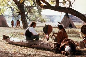 Kevin Costner w swoim filmie „Tańczący z wilkami” z 1990 r. – przełomowym w opowiadaniu o rdzennych Amerykanach