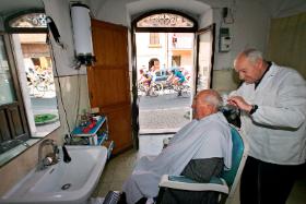 Zakład fryzjerski w Celano. Na południu zarabia się o połowę mniej i żyje trzy lata krócej.
