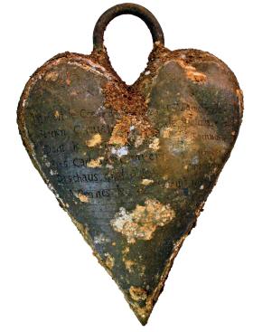 Luiza de Quengo została pochowana bez własnego serca, za to w sarkofagu towarzyszyło jej ukryte w specjalnym pojemniku serce ukochanego męża, Kawalera de Brefeillac.