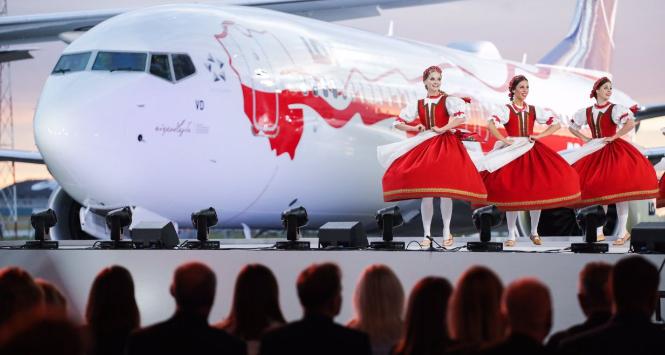 Gala LOT-u. Mazowsze tańczy na tle dreamlinera pomalowanego w barwy narodowe.