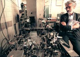 Zegar atomowy znajdujący się w Saint-Cloud pod Paryżem