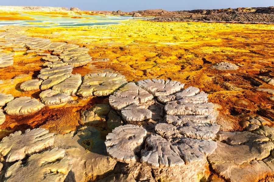 Dallol wznosi się z dna depresji Danakil. Jest najniżej położonym wulkanem na świecie – wierzchołek znajduje się 45 m poniżej poziomu morza.