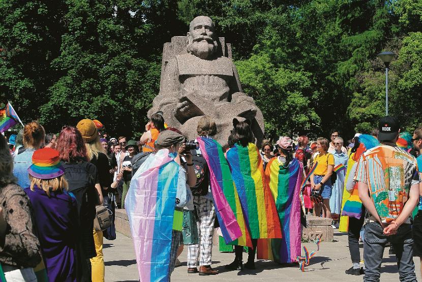 Parada równości w Tartu w czerwcu ub.r. przed pomnikiem estońskiego etnografa Jakoba Hurta. Faktycznie, ludowe obyczaje bardzo się zmieniły…