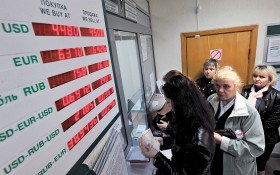 Kiedy wartość rubla zaczęła spadać, Białorusini szturmem ruszyli na kantory. Musiała ich strzec milicja, bo obcej waluty nie starczało dla wszystkich chętnych.