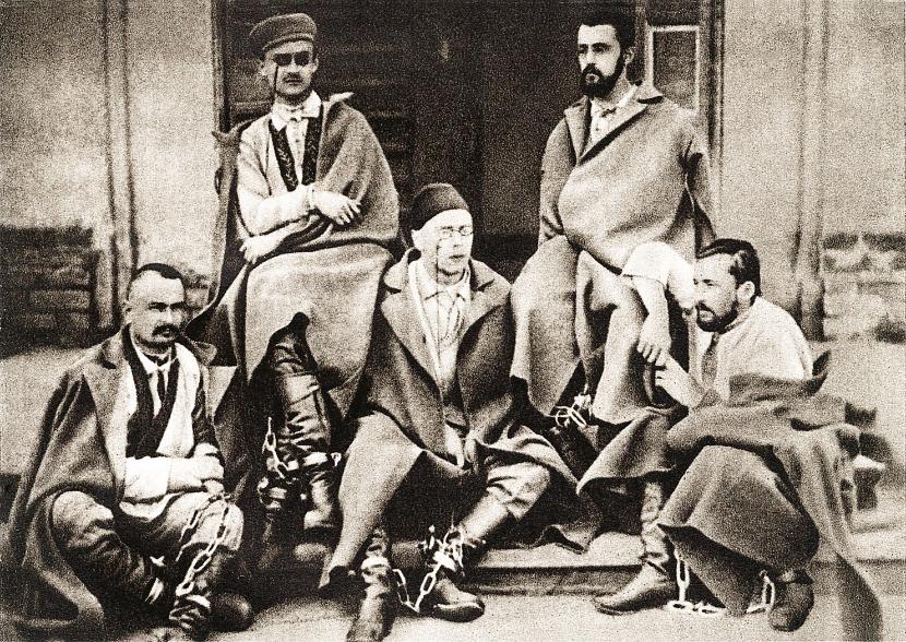 Zesłani na Sybir za działalność rewolucyjną działacze i założyciele partii Proletariat, wśród nich Tadeusz Rechniewski (w środku) – działacz socjalistyczny i oświatowy, wydawca jednodniówki „Wiedza i Życie” z 1910 r.