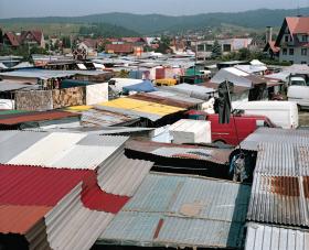 Spodnie na maszcie sfotografowane na targowisku w Nowym Targu.