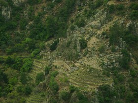 Widok na dolinę z pustelni o. Dario. W dole widać klasztor, który został splądrowany przez poszukiwaczy skarbów. Kaplice znajdujące sie w dolinie, nadal posiadają cenne ikony oraz freski, ale rabusie najbardziej są zainteresowani złotem.