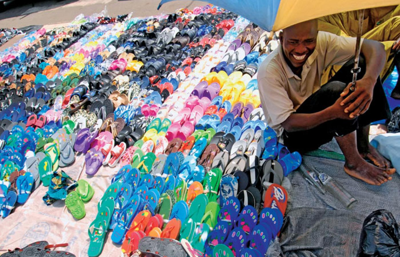 Targowisko w Nigerii. Kiedyś na prowincji była tylko coca-cola, teraz na straganach królują plastikowe miski i buty, latarki i elektronika. Za grosze i made in China.