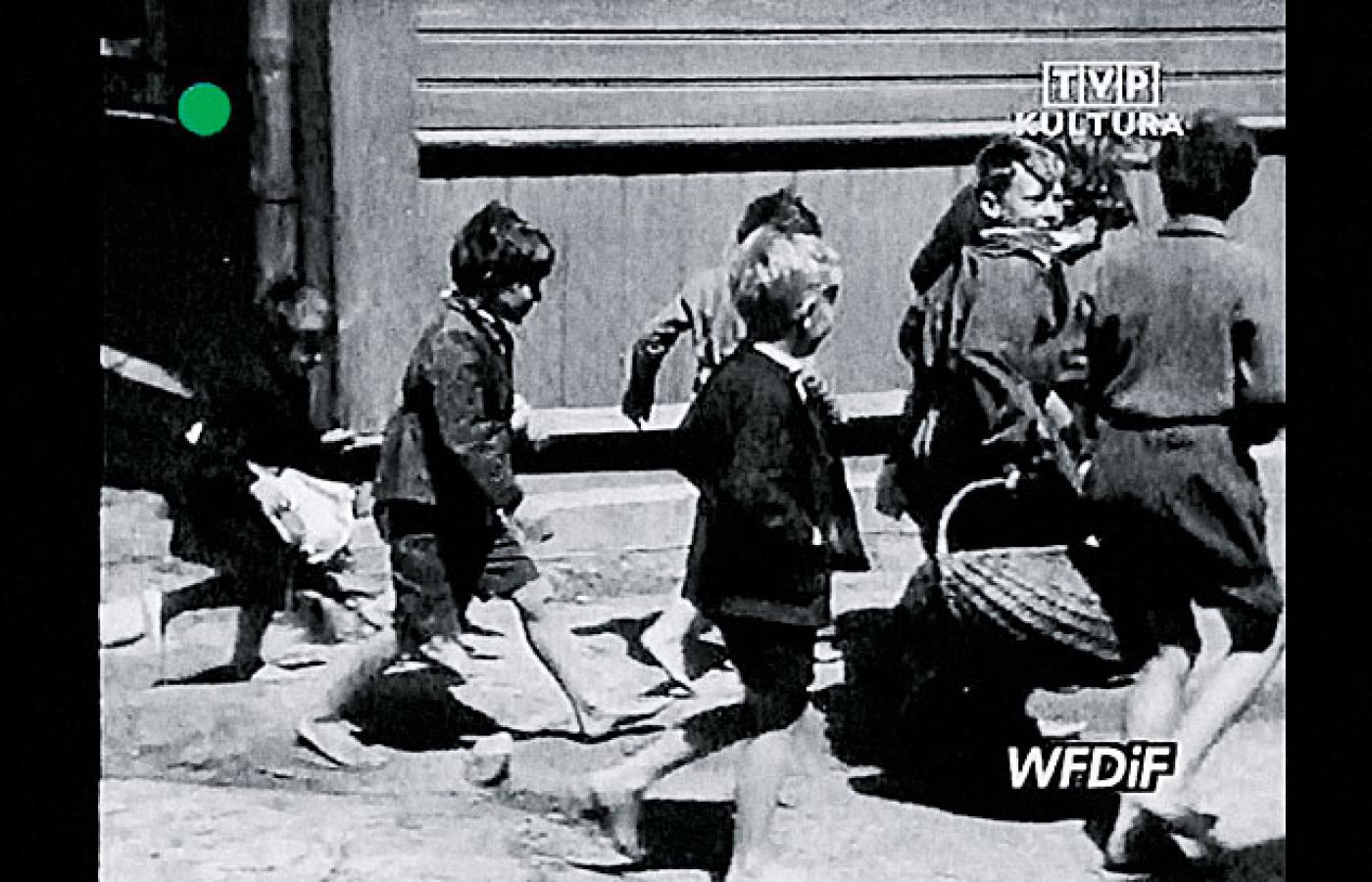 Kadr z filmu o dziecięcej kolonii w Stoczku, nakręconego przez żołnierzy armii Berlinga