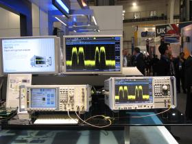 Za wszystkimi tymi pięknymi gadżetami wciąż kryje się twarda fizyka - bez anten, nadajników i takich aparatów nie byłoby mobilnego dostępu do sieci.