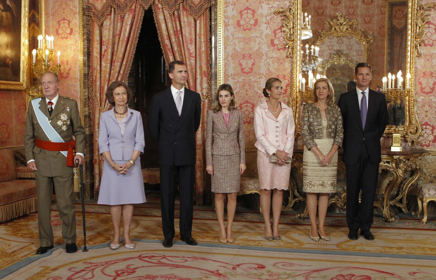 Hiszpańska rodzina królewska jeszcze przed skandalem, od lewej: król Juan Carlos, królowa Sofia, książę Filip, księżniczka Letizia, infantka Elena, infantka Cristina i jej mąż Iñaki Urdangarin.