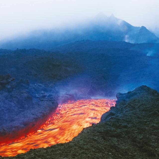 Za pomocą zdalnie sterowanych dronów naukowcy zbadali dwa gwatemalskie wulkany: Volcán de Pacaya (1) i Volcán de Fuego (2).