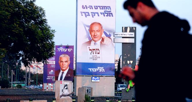Billboardy wyborcze w Tel Awiwie. Na pierwszym planie szef Likudu Beniamin Netanjahu z hasłem „61. mandat zależy od ciebie”, dalej lider Jesz Atid (Jest Przyszłość) Jair Lapid