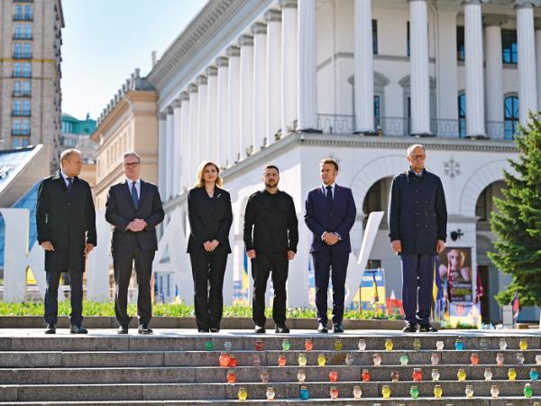 Od lewej (Donald Tusk, Keir Starmer, Ołena i Wołodymyr Zełeńscy, Emmanuel Macron i Friedrich Merz).