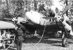 Bf 110 – efekt archaicznej koncepcji ciężkiego myśliwca. Cudowna broń, która okazała się nie taka straszna. Uzupełnianie paliwa na lotnisku polowym, październik 1940 r.