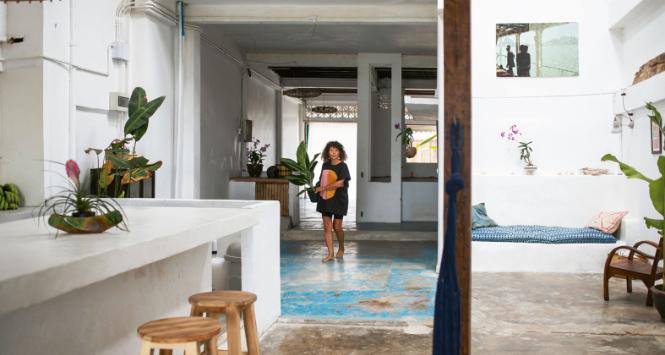 Dom tymczasowy. Mimo że na rajskiej wyspie, mimo że w przywrócenie go do życia włożyli ogrom wysiłku, nie widzą się tutaj na zawsze