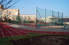 Wokół boiska znajduje się też infrastruktura lekkoatletyczna: skocznia w dal czy bieżnia.