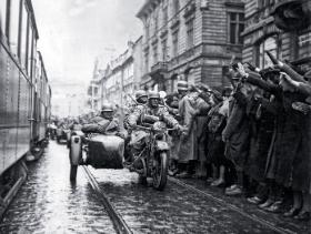 Prascy Niemcy witają wkraczający Wehrmacht, 15 marca 1939 r.