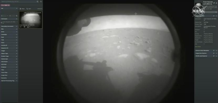 Pierwsze zdjęcie wykonane przez łazik Perseverance po wylądowaniu na powierzchni Marsa. 18 lutego 2021 r.