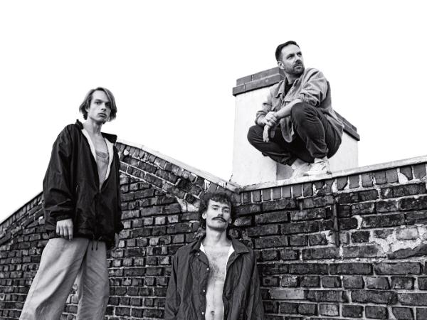 Od lewej: Andrzej Konieczny, Kacper Krupa i Łona w „Projekcie TAXI”.