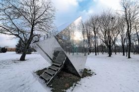 15. Park Rzeźby na Bródnie (Warszawa). Pomysł artysty Pawła Althamera realnych kształtów nabrał w 2009 r. Oaza zieleni z rozrzuconymi pracami wybitnych rzeźbiarzy. Piękny pomysł na rewitalizację zdegradowanego społecznie środowiska.