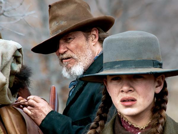 Jeff Bridges w roli szeryfa, który mści się w imieniu 14-latki, granej przez Hailee Steinfeld.