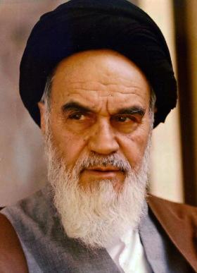 W walentynki 1989 r. ajatollah Ruhollah Chomeini, Najwyższy Przywódca Iranu, nałożył na Rushdiego fatwę, wzywającą każdego muzułmanina do zabicia pisarza.