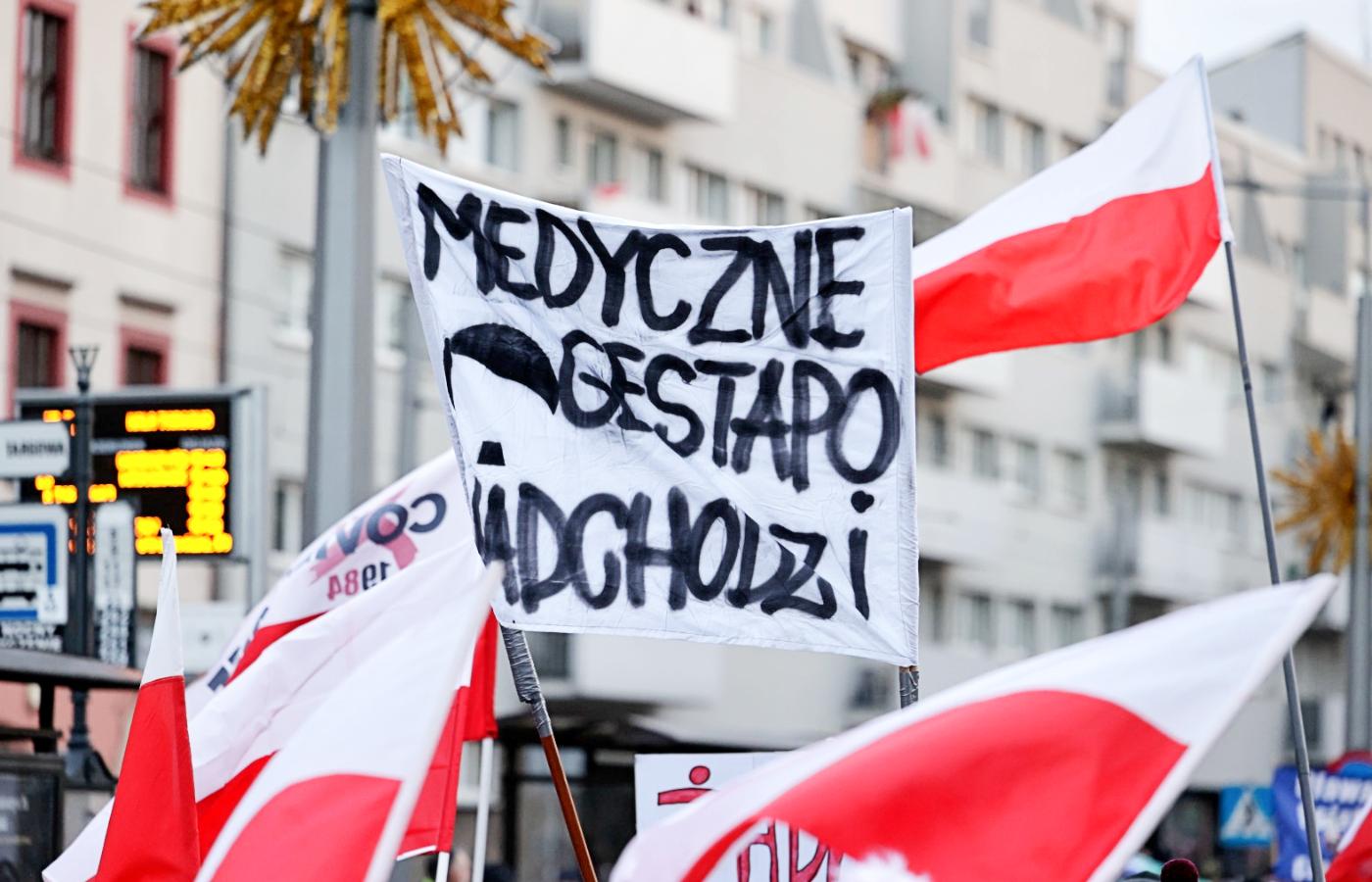 „Wolni ludzie”. Protest antyszczepionkowców przeciw obowiązkowym szczepieniom na covid-19 i nadchodzącym obostrzeniom. Wrocław, 4 grudnia 2021 r.