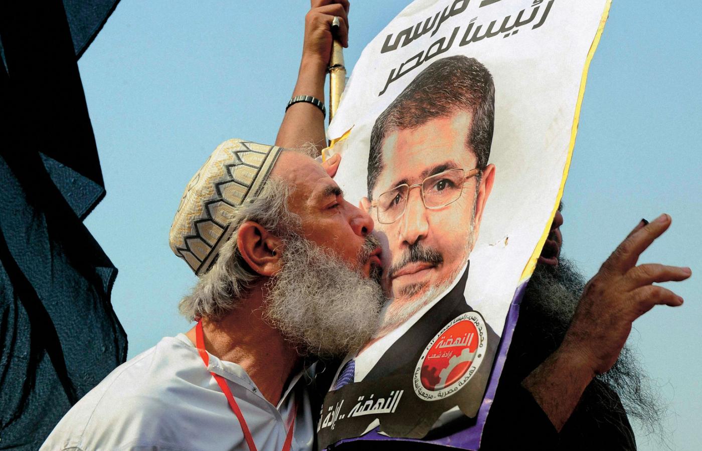 Rozpędzęnie Rady Wojskowej i walka z przestępczością przyniosły prezydentowi Morsiemu sporą popularność. Na jak długo?