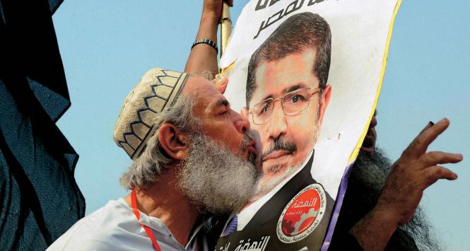 Rozpędzęnie Rady Wojskowej i walka z przestępczością przyniosły prezydentowi Morsiemu sporą popularność. Na jak długo?