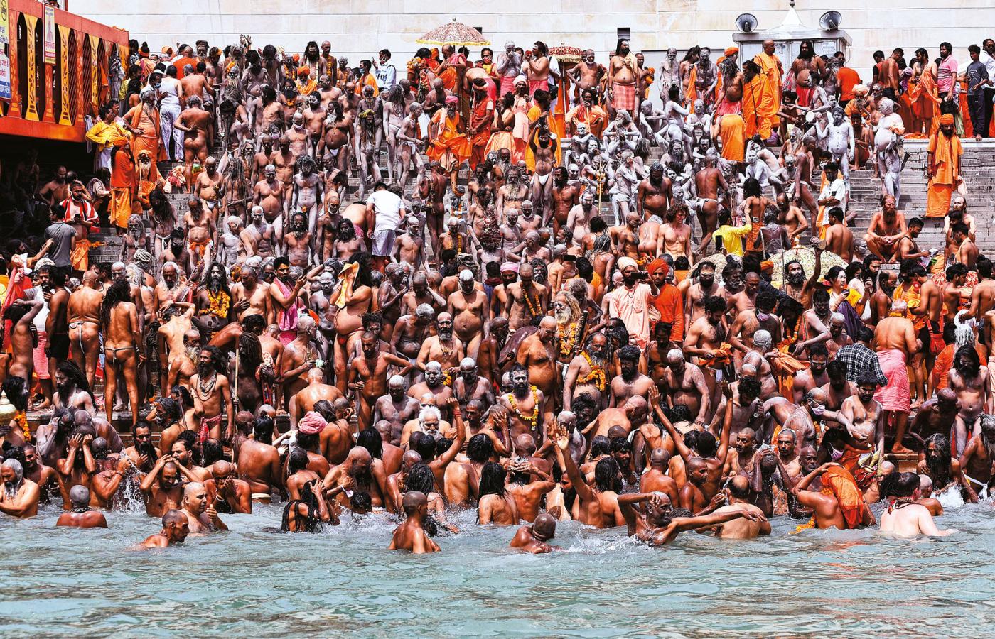 Tegoroczne święto Kumbh Mela: miliony wiernych oczyszczają się w wodach Gangesu.