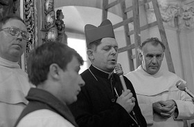 Akurat 13 grudnia 1981 r. prymas Józef Glemp miał spotkanie ze studentami na Jasnej Górze. Fotoreporter zanotował słowa z jakimi zwrócił się do młodzieży: „Dzieci boże, jesteśmy w stanie wojny”.