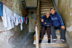 Barbara, jedna z trzech uczestniczek programu„Pelasia i przyjaciele” w telewizji podwórkowej, z sąsiadem Kazimierzem