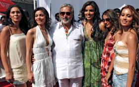 Król Dobrych Czasów, dziś bankrut, Vijay Mallya z modelkami w Mumbaju.
