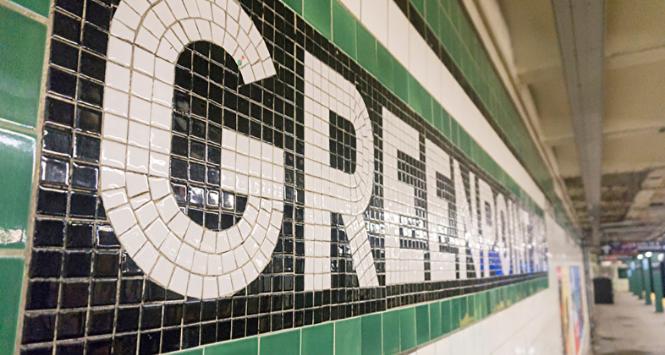 Znak stacji metra Greenpoint Avenue w Nowym Jorku