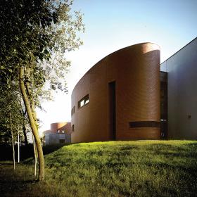 12. Gimnazjum i Centrum Kultury (Warszawa). Konior Studio, 2005 r. Dwa światy - nauki i rozrywki, połączone w jednym miejscu. Ciepły i przyjazny świat zabawy zderzony z bardziej surowym światem szkoły, co podkreślono symboliczną, odmienną architekturą.