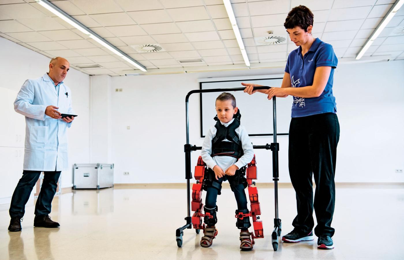 Szpital w Barcelonie, chłopiec z rdzeniowym zanikiem mięśni chodzi dzięki egzoszkieletowi Marsi Bionics.