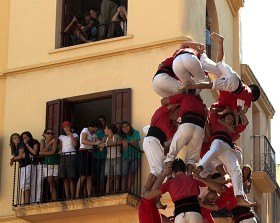 Upadek wieży zbudowanej przez grupę La Colla Joves Xiquets de Valls.  Obchody dnia Świętego Feliksa, Vilafranca del Penedès, 30.08.2008