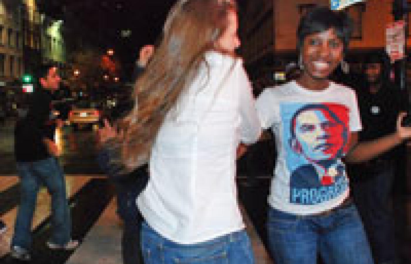 Na ulicach Waszyngtonu młodzi ludzie cieszą się ze zwycięstwa Obamy.
