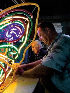 Szukając specjalistów, którzy pomogą odrestaurować neony, Ilona i Witek trafili do pracowników firmy Reklama - tych samych ludzi którzy kilkadziesiąt lat temu te neony montowali.