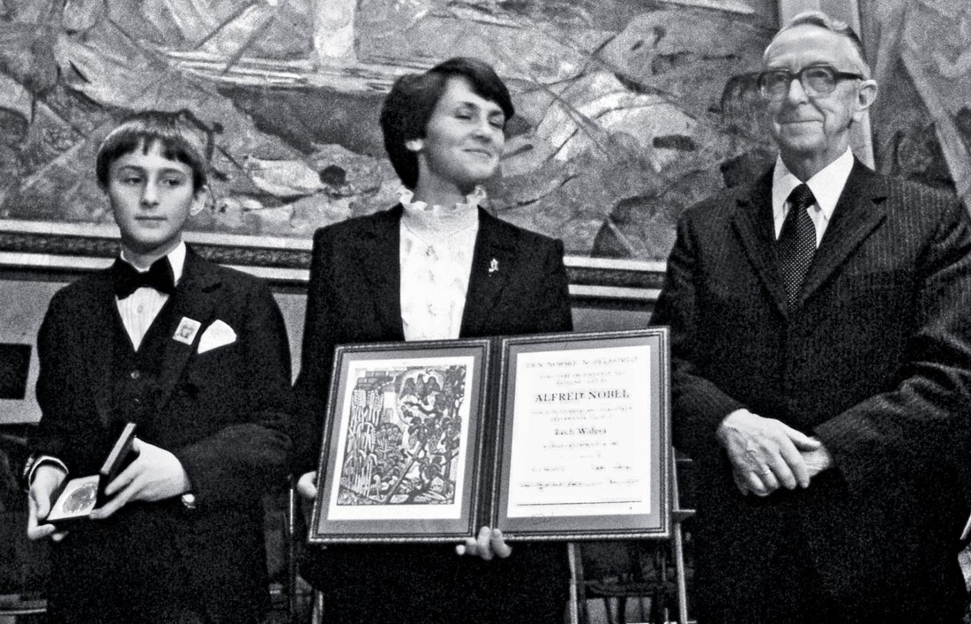Danuta Wałęsa i syn Bogdan podczas ceremonii w Oslo, gdzie odebrali nagrodę w imieniu Lecha, 10 grudnia 1983 r.