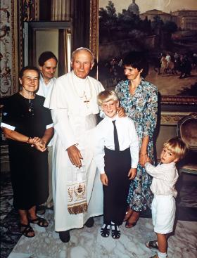 Jan Paweł II z małżeństwem Półtawskich, Wandą i Andrzejem (po lewej) wraz z rodziną, Watykan, lata 80. XX w.