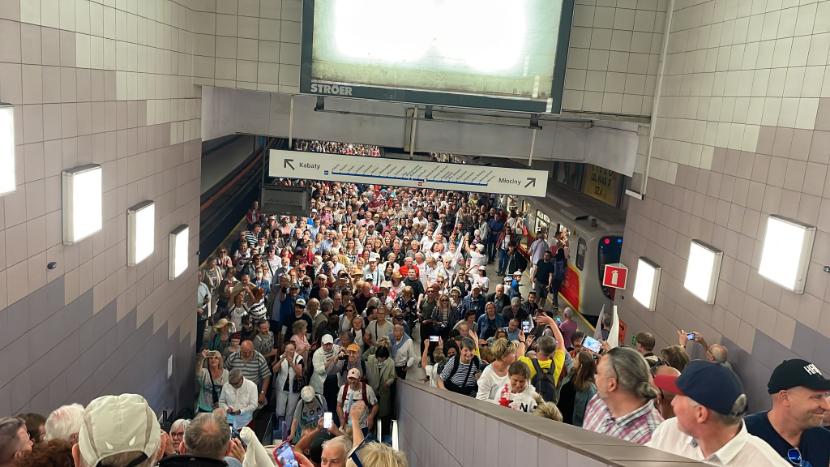 Wielki Marsz 4 czerwca. Tłumy w warszawskim metrze. Stacja Politechnika