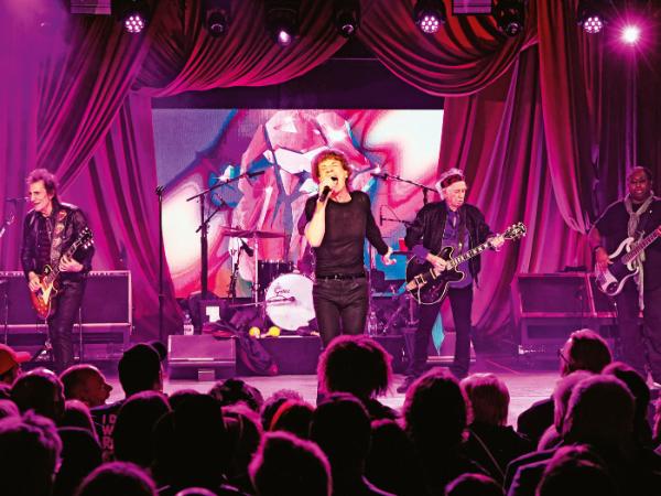 Stonesi świętują wydanie płyty kameralnym koncertem w nowojorskim klubie Racket.