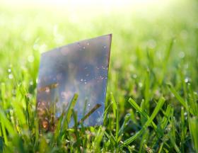 Organiczna komórka fotowoltaiczna zbudowana w Georgia Tech. Do jej pokrycia zastosowano polietylenoiminę (PEI), polimer, który pozwoli produkować lekkie, elastyczne baterie słoneczne metodą drukowania.