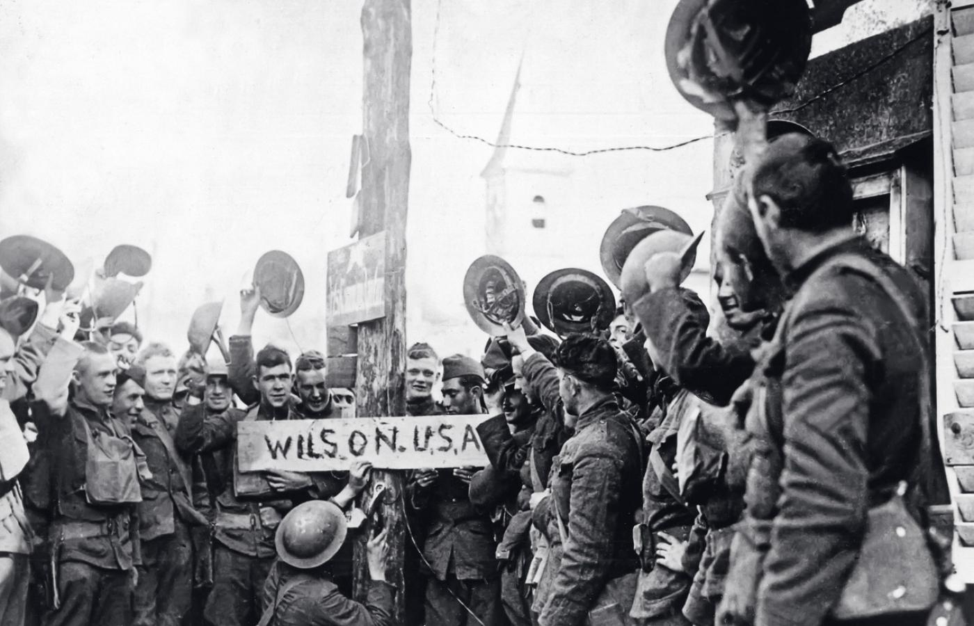 Żołnierze Amerykańskiego Korpusu w Europie nadają jednej z paryskich ulic imię prezydenta Wilsona; fotografia z 13 września 1918 r.