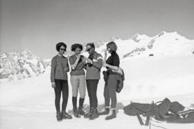 Uczniowie szkółki narciarskiej w Bettmeralp Aletsch Arena. Na wysokości 2600 m słońce również mocno doskwiera.