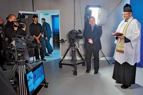 Poświęcenie studia telewizyjnego Telewizji Republika. Obok księdza Piotr Barełkowski, szef Organizacji Konserwatywnych Przedsiębiorców Polskich.