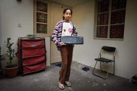 Kaithika, 11 lat, ma brata. KOMPUTER kupił jej tata za 20 000 rupi (1240 PLN). Lubi na nim grać, ojciec uczy ją Excela i Worda. W domu nie mają Internetu. Po szkole  uczy się, ogląda tv, sprząta, zmywa i bawi. Chce być lekarzem i pomagać innym. New Delhi