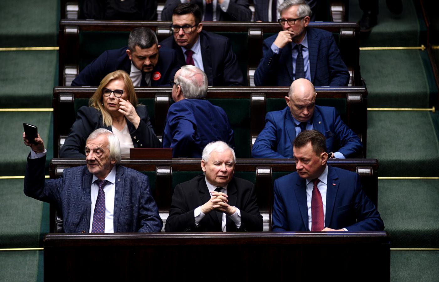 Posłowie PiS w Sejmie podczas posiedzenia poświęconego epidemii koronawirusa